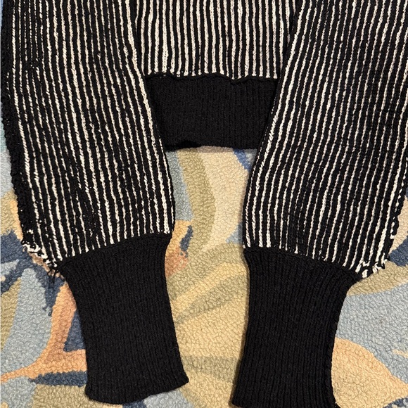 New In Two Tone Sweater size medium - Picture 4 of 6